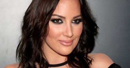 ZASJENILA IZGLEDOM Pjevačica ogrnula skupocjenu bundu, SVI SE OKRETALI ZA NJOM (VIDEO)