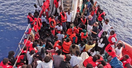 UTOPILO SE NAJMANJE 140 OSOBA Zapalio se brod s migrantima pa POTONUO