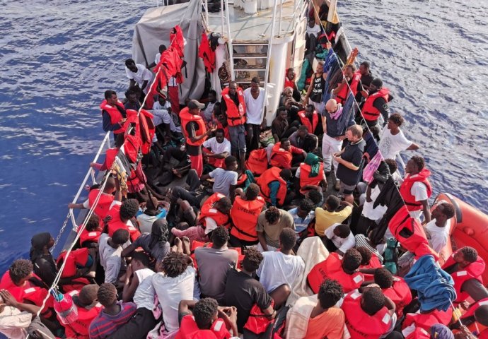 UTOPILO SE NAJMANJE 140 OSOBA Zapalio se brod s migrantima pa POTONUO