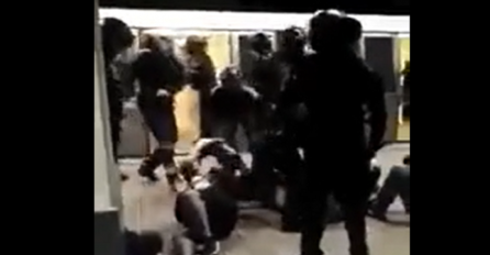 Specijalci u Parizu! Nemilosrdno izbacuju koga stignu, evo šta se zapravo dešava (VIDEO)