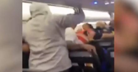 ŠOK SCENA IZ AVIONA Izbila tuča zbog putnika koji nisu htjeli da stave maske (VIDEO)