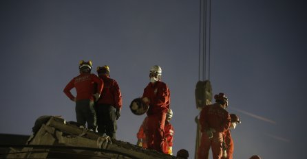 NAKON NAJJAČEG ZEMLJOTRESA USLIJEDILO 833 MANJIH POTRESA: Bolnice pune, još uvijek se traga za ljudima ispod ruševina zgrada (FOTO)