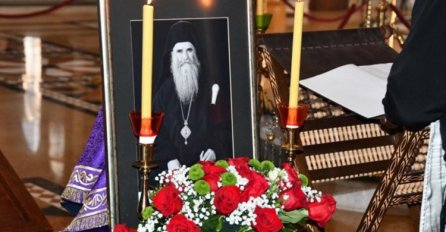 Počelo liturgijsko sabranje oko odra mitropolita Amfilohija