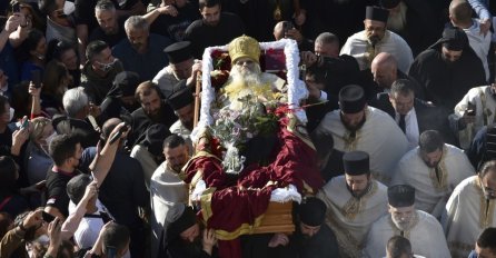 Ovdje počiva mitropolit Amfilohije, a jedan predmet na nadgrobnoj ploči podsjeća na porijeklo i zavjet Crne Gore