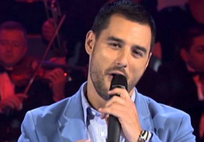 ĆELAV I ZAPUŠTENA BRADA, NEKADA NAJLJEPŠI TAKMIČAR ZVEZDA GRANDA NE LIČI NA SEBE: Fanovi zaprepašteni njegovim izgledom, SKROZ SE ZAPUSTIO (FOTO)