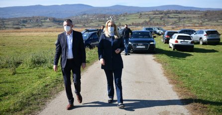 PREDIZBORNI MANEVRI DODIKOVOG SNSD-A ZA PODSMIJEH: Pogledajte šta su danas Cvijanović i Radojičić "svečano otvorili"