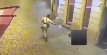 OVO JE NAJBRUTALNIJI VIDEO SINOĆNJEG NAPADA U BEČU: Evo kako je napadač UPUCAO PROLAZNIKA (UPOZORENJE NA UZNEMIRUJUĆI SADRŽAJ)