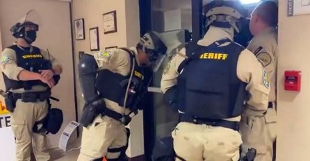 POLICAJCI U ARIZONI ČUVAJU LJUDE KOJI BROJE GLASOVE: Pogledajte snimak!