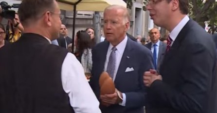 KAKO JE VUČIĆ KUPIO OPANKE BIDENU: Video hit na internetu (VIDEO)