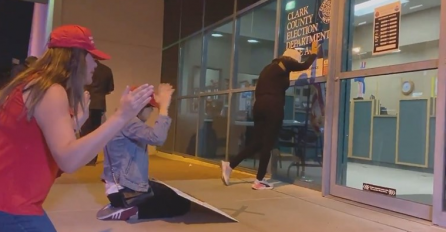 Pogledajte kako se Trumpove obožavateljice mole ispred centra za brojenje glasova