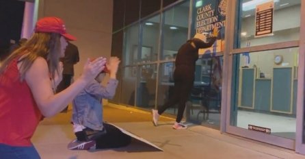VIDEO POSTAO HIT: Pogledajte kako se Trumpove obožavateljice  MOLE ISPRED CENTRA ZA BROJANJE GLASOVA