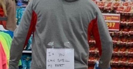 SMETALO MU ŠTO LJUDI NE DRŽE DISTANCU, PA NALIJEPIO OVU PORUKU NA LEĐA: Više mu niko ne prilazi, PLAKAT ĆETE OD SMIJEHA KAD VIDITE (FOTO)