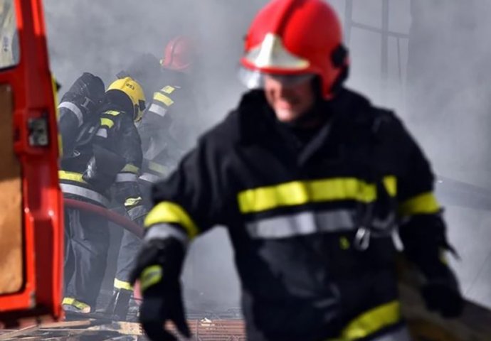 VATROGASCI NA TERENU Gori potkrovlje zgrade, dim se vidi sa više lokacija