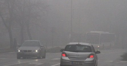 Magla smanjuje vidljivost u kotlinama i uz rijeke, učestali odroni