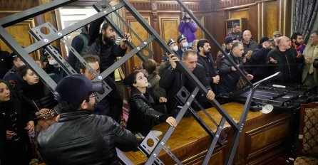 Demonstranti upali u zgradu državnih institucija i parlamenta, razbijali sve pred sobom: Haos u Jerevanu nakon potpisanog sporazuma