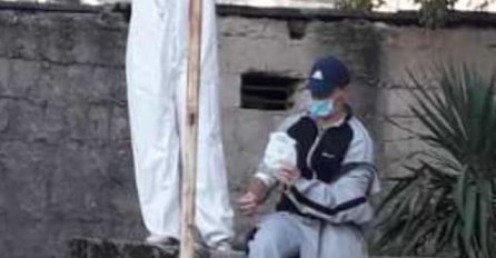 POTRESNA SLIKA IZ TREBINJA: "Na slici je moj prijatelj. Danima se bori sa visokom temperaturom, a ima i upalu pluća. Ovako je danas primio terapiju"