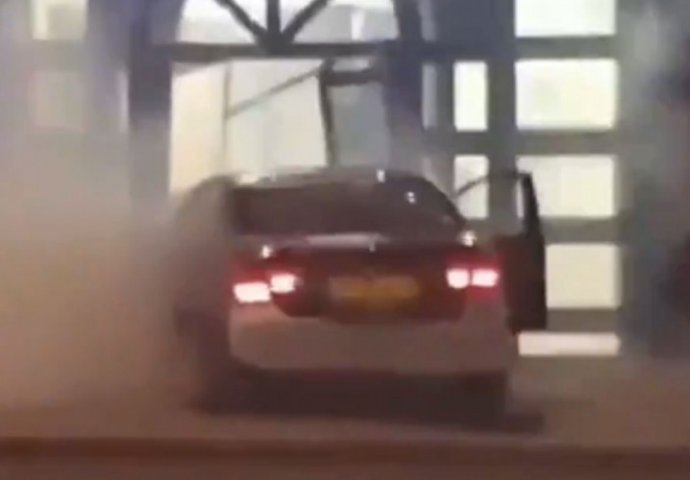 DO SADA NEVIĐEN INCIDENT : Muškarac uletio automobilom u policijsku stanicu
