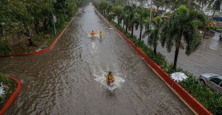 Tajfun pogodio Filipine,  stanovnike spašavali čamcima
