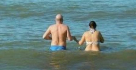LJUDI SU SE KUPALI NA PLAŽI, ALI ZBOG 1 DETALJA OVA SLIKA JE ČUDNA: Kad vidite neće vam bit dobro, KO JE OVDJE LUD?