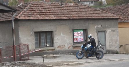 SVI KOJI PROĐU PORED OVE KUĆE U SRBIJI, PUSTE SUZU: Pogledajte šta piše na prozoru, POTEZ BRATA I SESTRE RASPLAKAO SVE