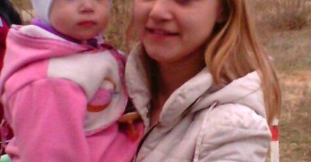 VIDITE LI ČUDAN DETALJ? MAMA SE SLIKALA S DJEČAKOM, A SVI GLEDAJU SAMO OVO: Zaprepastit ćete se kad shvatite 