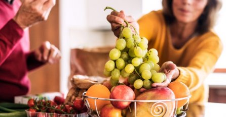 Jedenje voća i povrća svakako je zdravo, ali NIKAKO TO NE SMIJETE RADITI u ovo doba dana!