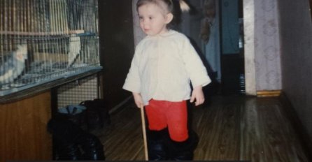 OTKRILA JEZIV DETALJ NA SVOJOJ SLICI STAROJ 17 GODINA: Pogledajte iza nje, VIDOVNAKINJA JOJ REKLA NEŠTO STRAŠNO 