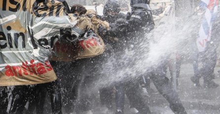 Haos u Njemačkojzbog restriktivnih mjera: Sukobi na ulicama zbog protesta i kontraprotesta (FOTO/ VIDEO)