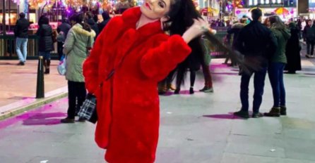 OVA SLIKA JE RASTURILA 1 PORODICU, VIDITE LI ŠTA JE ČUDNO: Pažljivo pogledajte iza djevojke(FOTO)