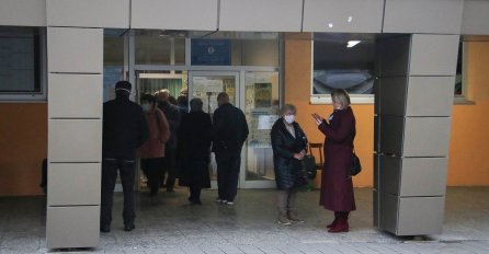 Gužve na biračkim mjestima u Banjaluci, ne poštuju se mjere (FOTO)