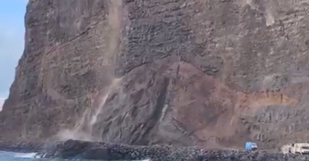 NEKOLIKO VOZILA ZAROBLJENO: Dio litice se odvalio i srušio na plažu na Kanarskim ostrvima (VIDEO)