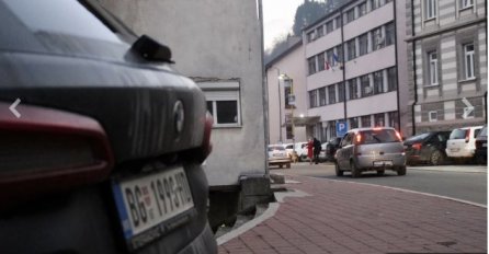 U Srebrenici desetine automobila srbijanskih registarskih oznaka