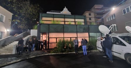 SDA PRIZNALA DA GUBI NEKE NAČELNIČKE POZICIJE! EVO ŠTA SE DOGAĐA