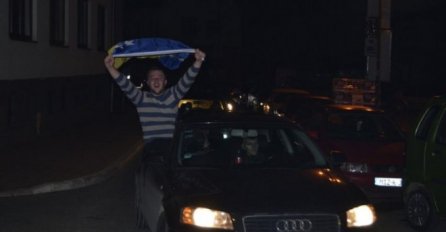 U Srebrenici večeras slave i Srbi i Bošnjaci: Kandidati za načelnika Tabaković i Grujičić proglasili pobjede