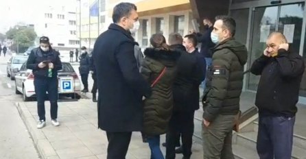 VELIKA DRAMA JUTROS, SVE VEĆI BROJ GRAĐANA DOLAZI PRED ZGRADU OIK-a: Traže novo brojanje, POGLEDAJTE REZULTATE IZ ILIJAŠA