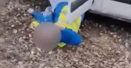 NEVIĐENI SKANDAL U HRVATSKOJ: Komunalci mrtvi pijani ispadaju iz kombija i valjaju se po blatu, i to usred radnog vremena (VIDEO)