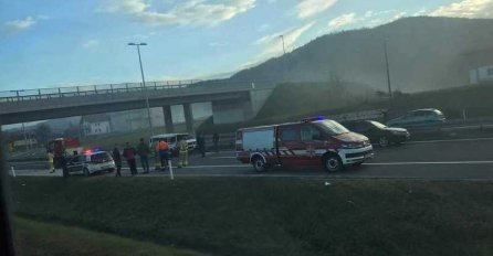 Sudar tri auta, jedno završilo u kanalu: Saobraćajna nesreća na autoputu kod Ilijaša