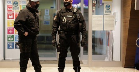 Policija ušla u Općinu Ilijaš, sve više građana ispred zgrade