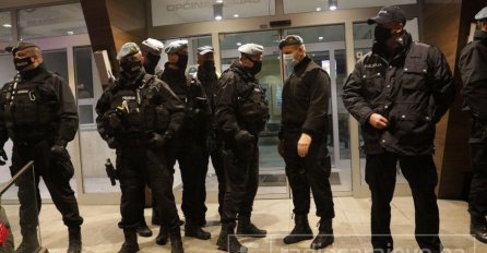 Sve više građana, policija u zgradi: Pogledajte šta se trenutno dešava u Ilijašu