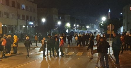 GRAĐANI ILIJAŠA SE OKUPILI ISPRED OPŠTINE: Na licu mjesta i policija