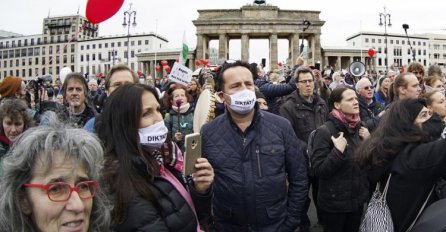 Hiljade ljudi protestuje u Berlinu protiv vladinih restriktivnih mjera