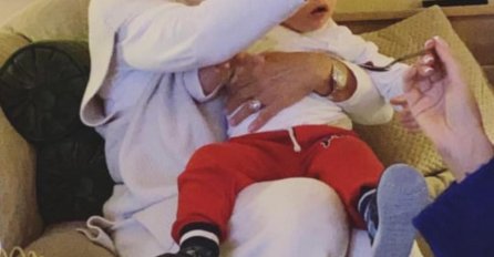 DIRLJIVA SLIKA IZ KUĆE LEPE BRENE: Drži malo dijete u krilu, a evo ko je pored nje, SVI SE ODUŠEVILI