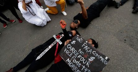 Uznemirujući snimak: Radnici brazilskog marketa pretukli i ubili crnca