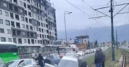 	TEŠKA NESREĆA U SARAJEVU: Automobil završio na tramvajskoj pruzi, vozač prevezen u bolnicu
