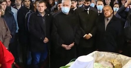 Tijelo patrijarha Irineja u crkvi: Građani ljube kovčeg i krst i pored upozorenja, nema distance (VIDEO)