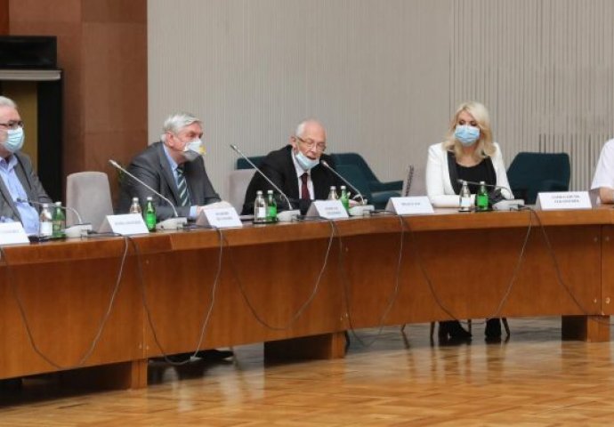 POPUŠTANJE MJERA?! SUTRA ZASJEDA I KRIZNI ŠTAB SRBIJE: Šta slijedi? 