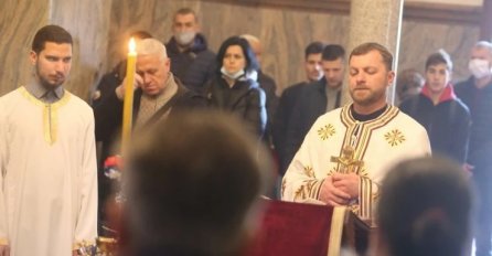 Vjernici odaju počast  preminulom patrijarhu Irineju u svim hramovima Srpske