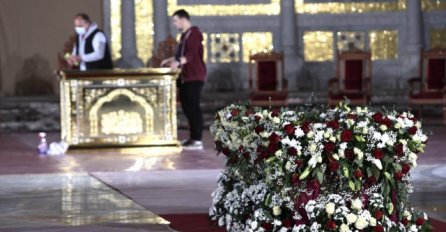 Završena liturgija u Sabornoj crkvi, tijelo patrijarha Irineja prenosi se u Hram Svetog Save