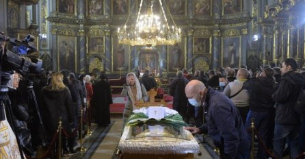 Kovčeg sa tijelom patrijarha Irineja potpuno zatvoren, a evo kako je izgledao dio iznad glave