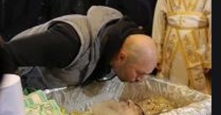 Veliki broj vjernika na liturgiji patrijarhu Irineju, pojedinci ljubili kovčeg prekriven staklom